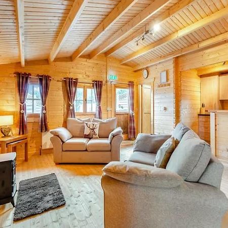 Lochinvar - Clydesdale Log Cabin With Hot Tub Airdrie Exterior foto