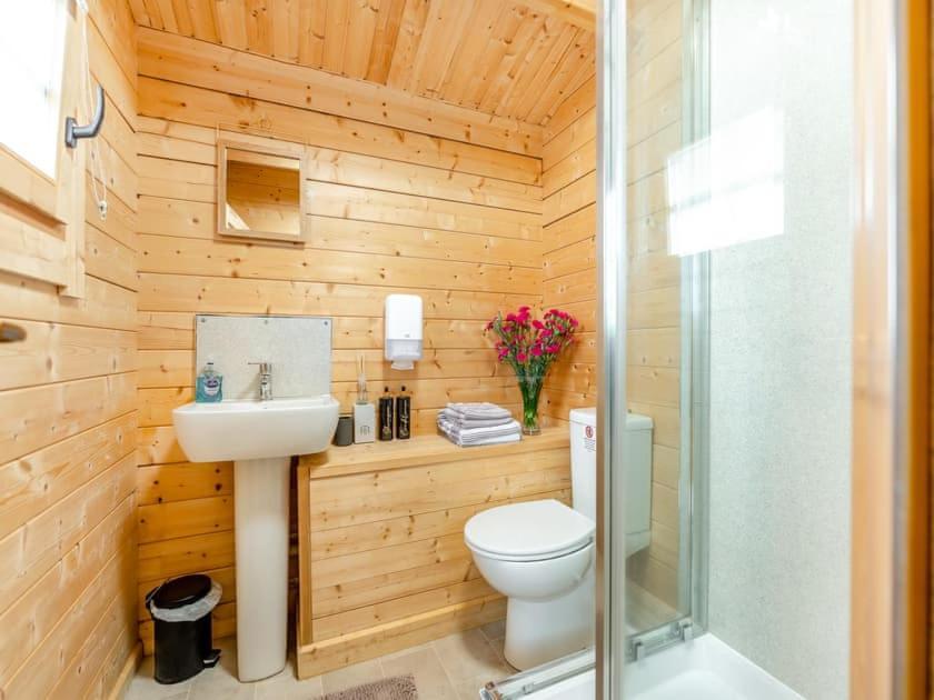 Lochinvar - Clydesdale Log Cabin With Hot Tub Airdrie Exterior foto