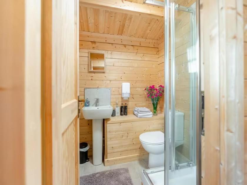 Lochinvar - Clydesdale Log Cabin With Hot Tub Airdrie Exterior foto